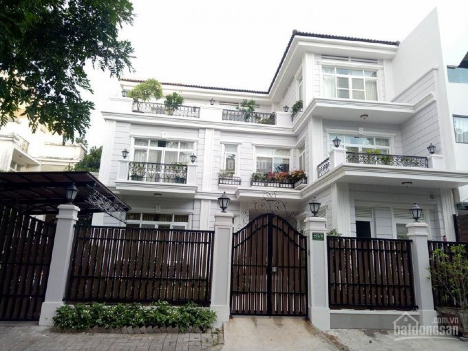 Cần cho thuê nhanh biệt thự PMH, Q7 nhà đẹp mới sơn sửa, có 4PN, 3WC giá tốt mùa dịch.