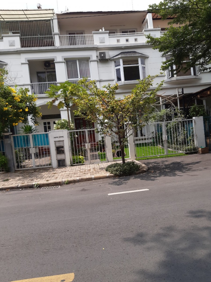 Cần cho thuê gấp biệt thự Hưng Thái 2, Phú Mỹ Hưng, Q 7, nội thất dính tường .