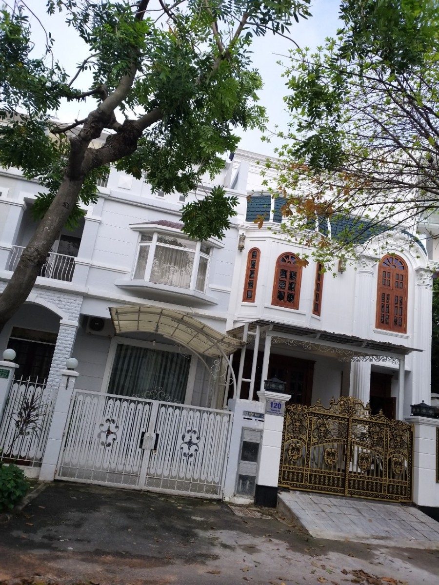 Cho thuê biệt thự Phú Mỹ Hưng 4 phòng ngủ, 7x18m sân vườn đầy đủ nội thất giá 37 triệu