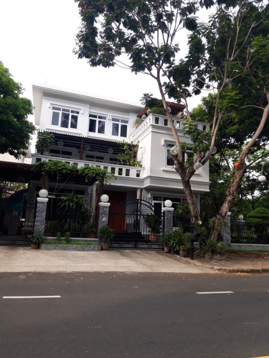 Cho thuê biệt thự Phú Mỹ Hưng, nhà đẹp, giá rẻ, DT 199.5m2 nội thất đẹp, thiết kế rộng thoáng mát.