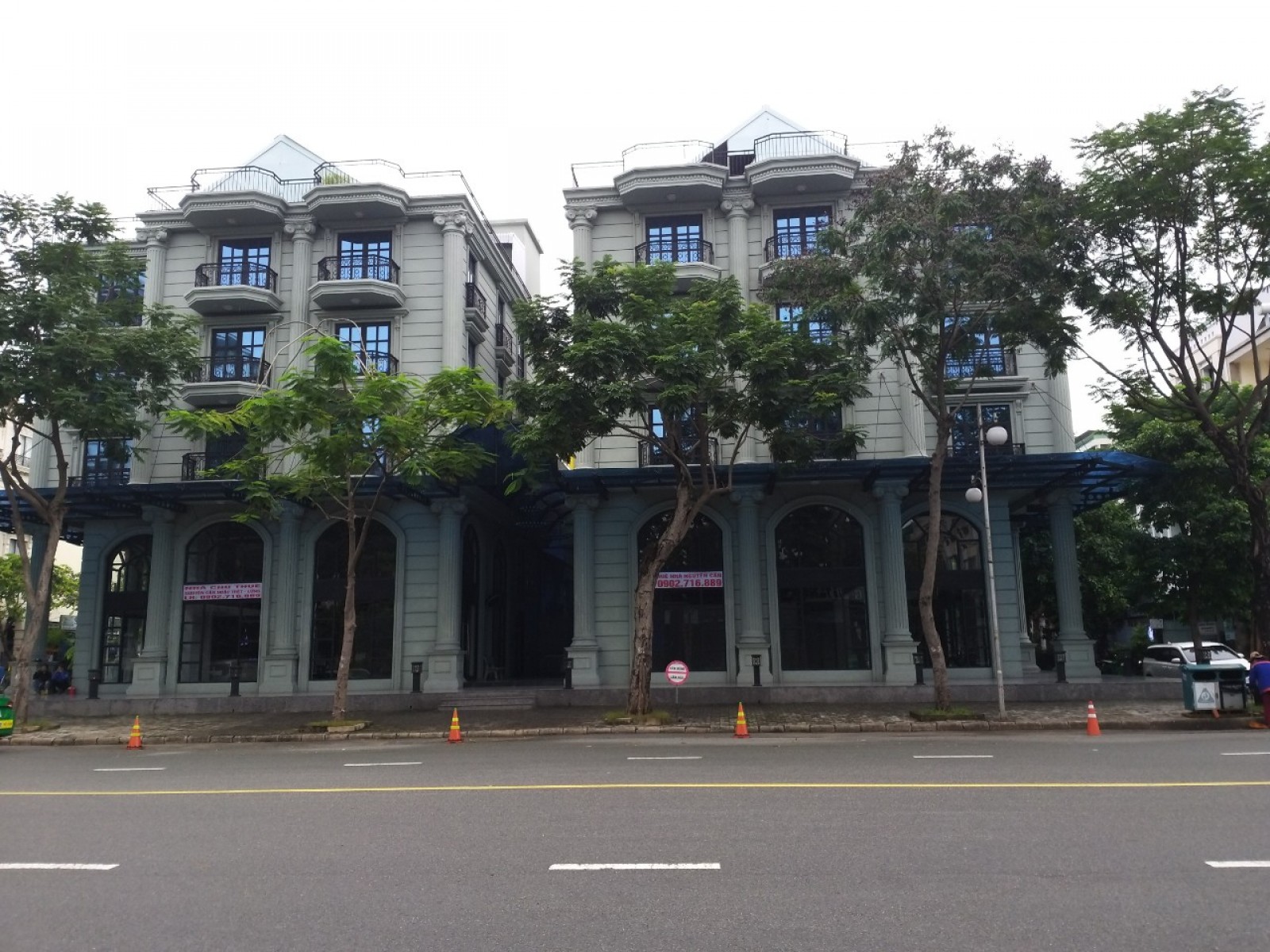 Cho thuê nhà 2 mặt tiền bùi bằng đoàn nhà đẹp, 11x18.5m, Hầm trệt lửng 3 lầu + áp mái.