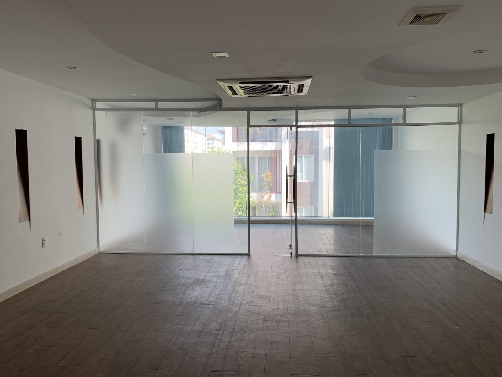 Cho thuê VĂN PHÒNG HƯNG GIA PMH. Q7. DT: 87m2/sàn (trống suốt), giá: 12 triệu/tháng.