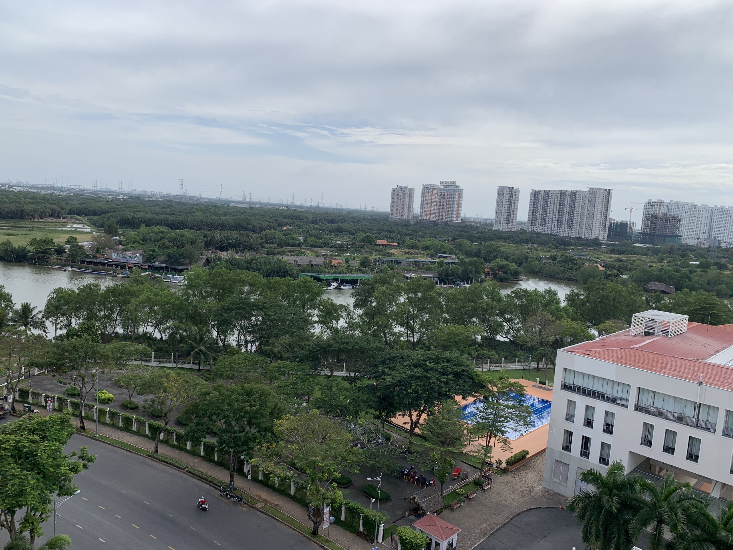 Cần cho thuê CHCC đối diện trường Đinh Thiện Lý mặt tiền Nguyễn Đức Cảnh , dt 192m2 - 36