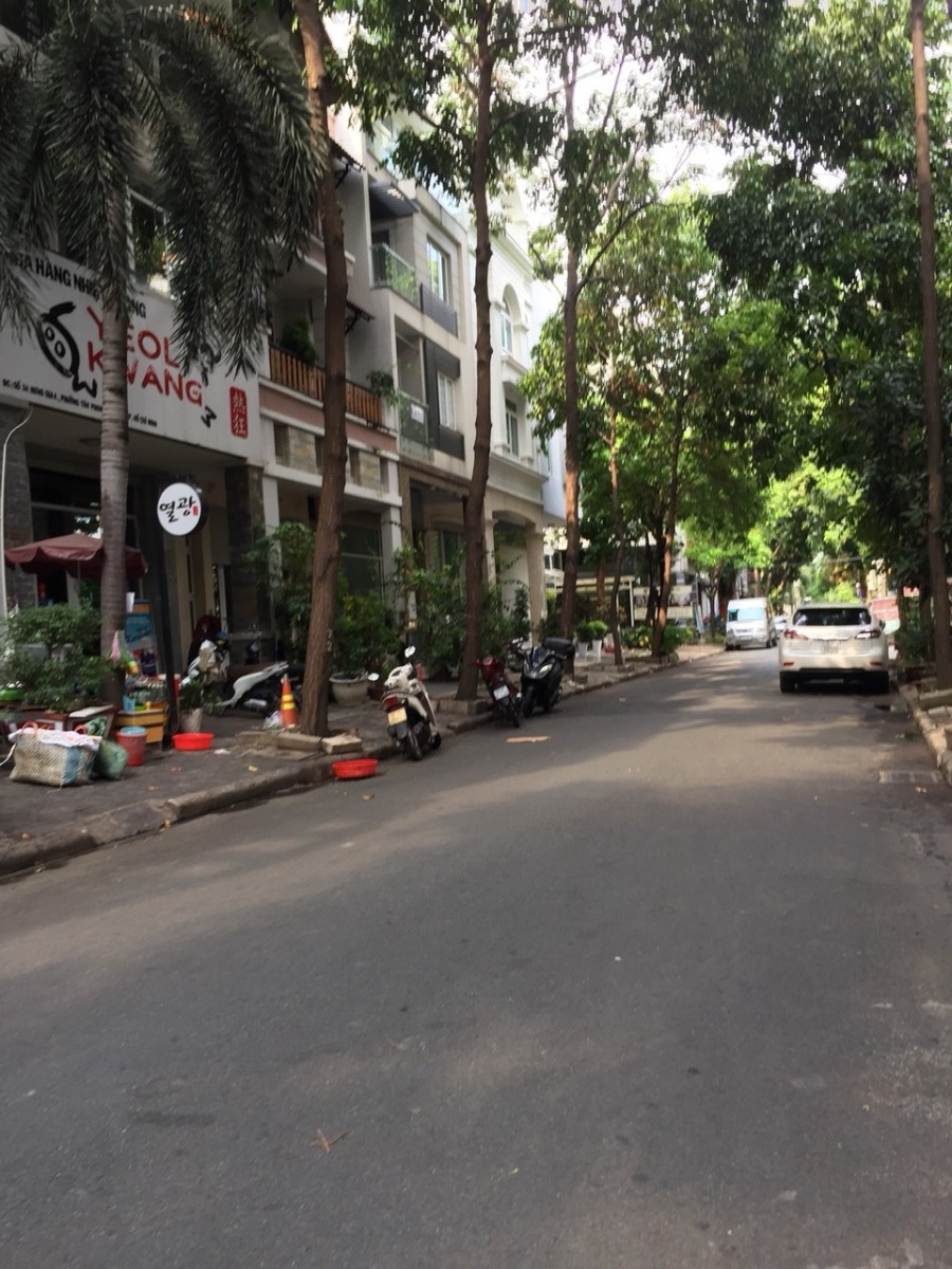 Đang trống nhà nguyên căn khu Hưng Gia, đường lớn ở đô thị Phú Mỹ Hưng