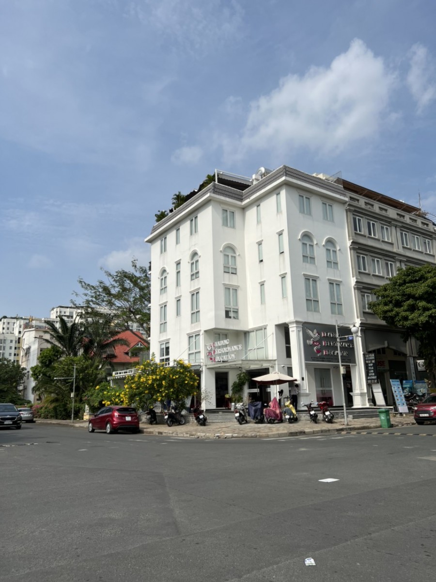 Sang lại nhà phố căn góc 2 mặt tiền Phạm Thái Bường, Phú Mỹ Hưng, Q7