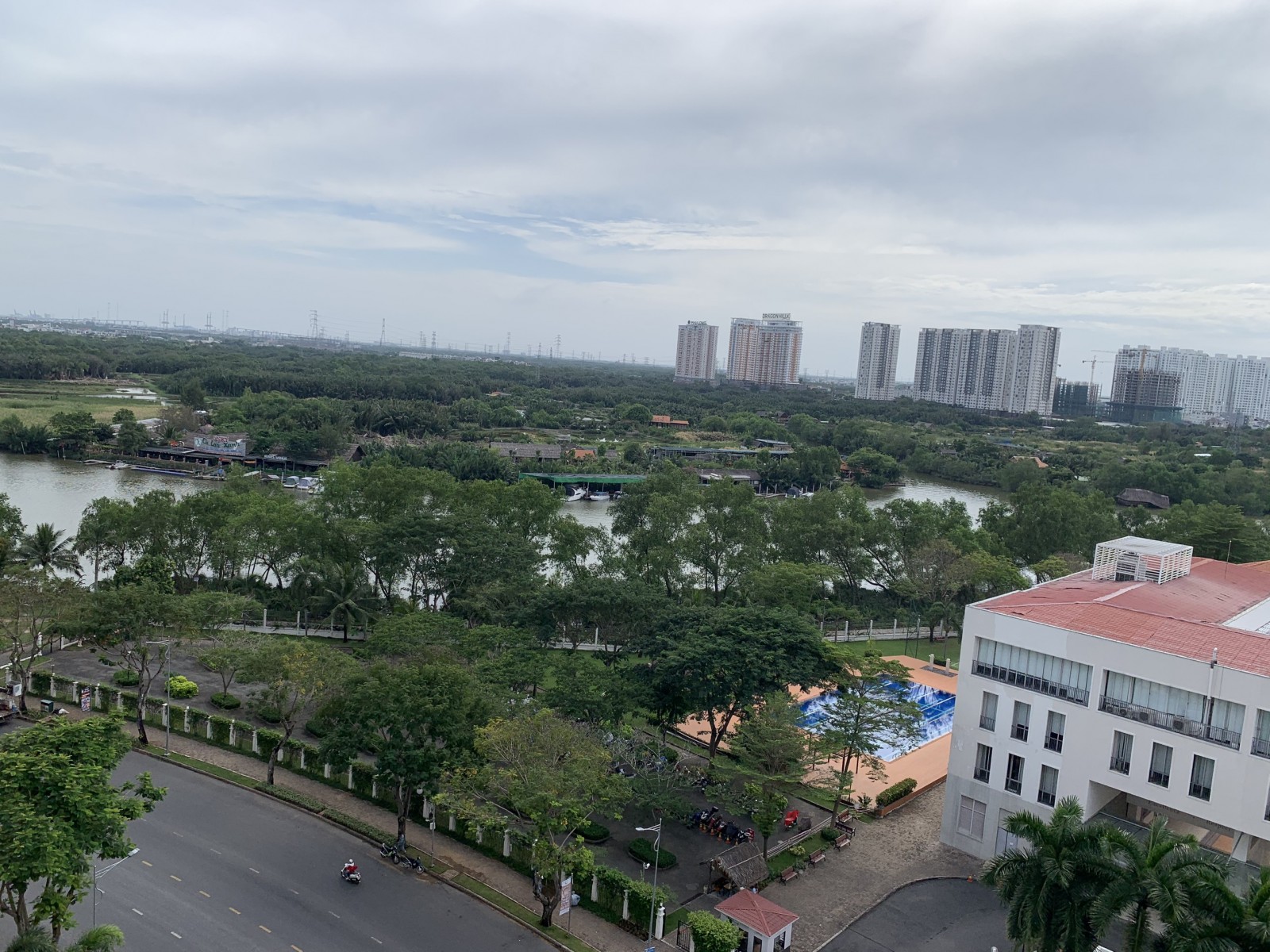 Cho thuê căn hộ The Panorama - 146m2 chỉ 23tr/tháng , view sông , nội thất dính tường