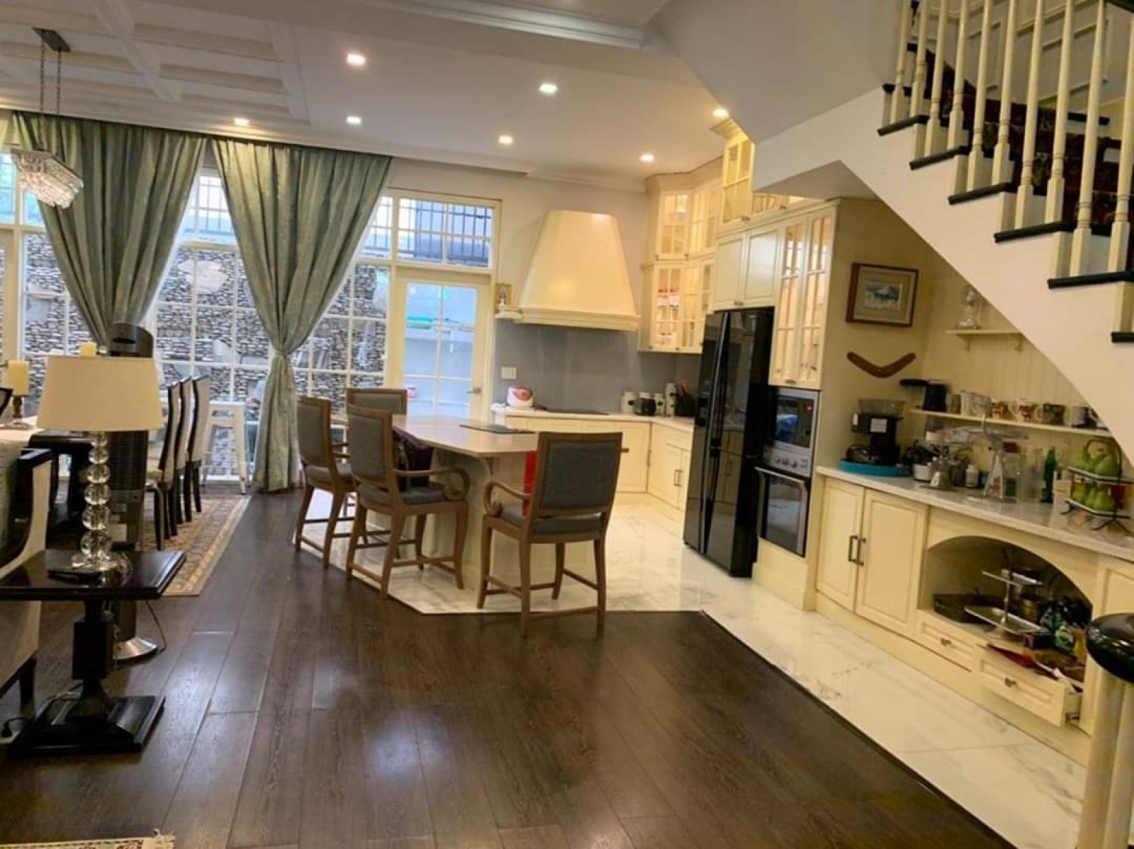 Cho thuê biệt thự 4 phòng ngủ khu biệt thự compound Phú Mỹ Hưng giá 31 triệu/tháng,nội thất dính tường