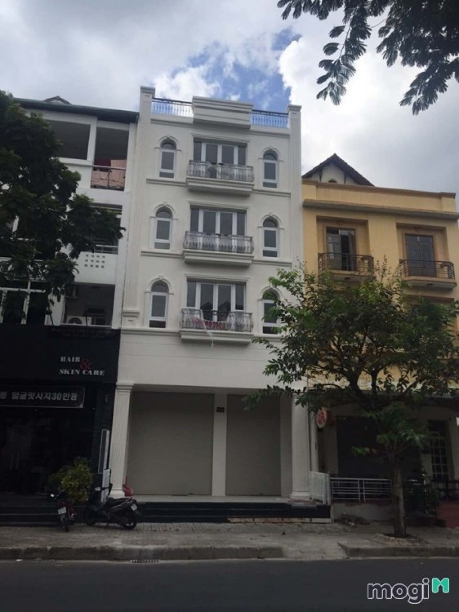 Cho thuê nhà phố kinh doanh Phú Mỹ Hưng, trệt, lửng 3 lầu, giá 50 triệu. LH: 0917857039