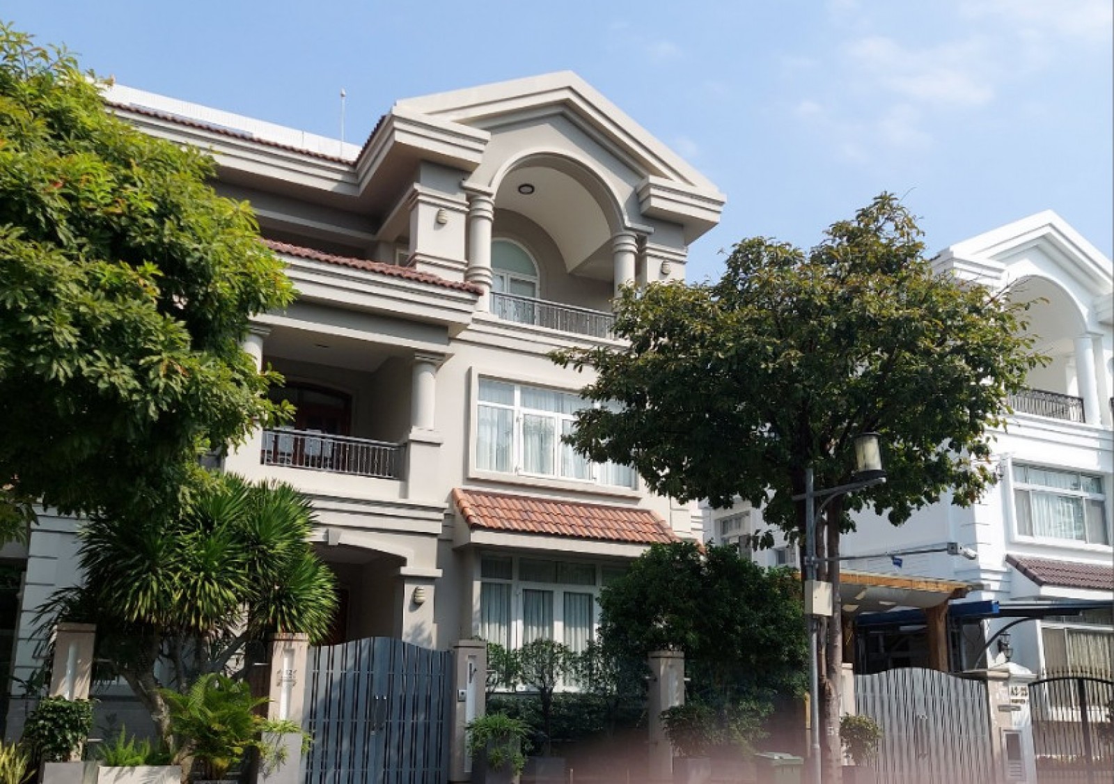 Cho thuê gấp Biệt thự Mỹ Thái, PMH, Q7 đầy nhà vị trí tốt, đủ nội thất, đối diện công viên LH : 0902857558 THANH PHONG.