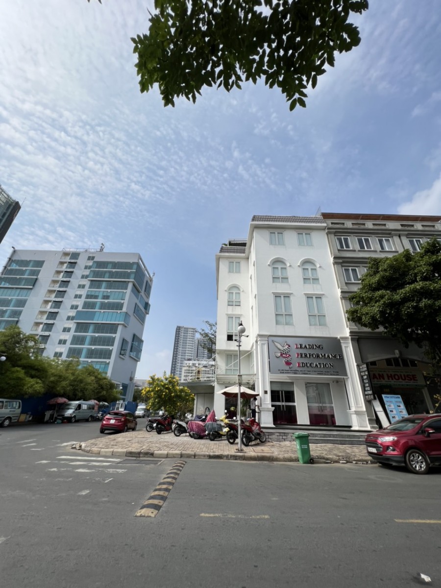 Cho thuê nhà phố nguyên căn góc 2 MT đường Phạm Thái Bường, PMH, Q7