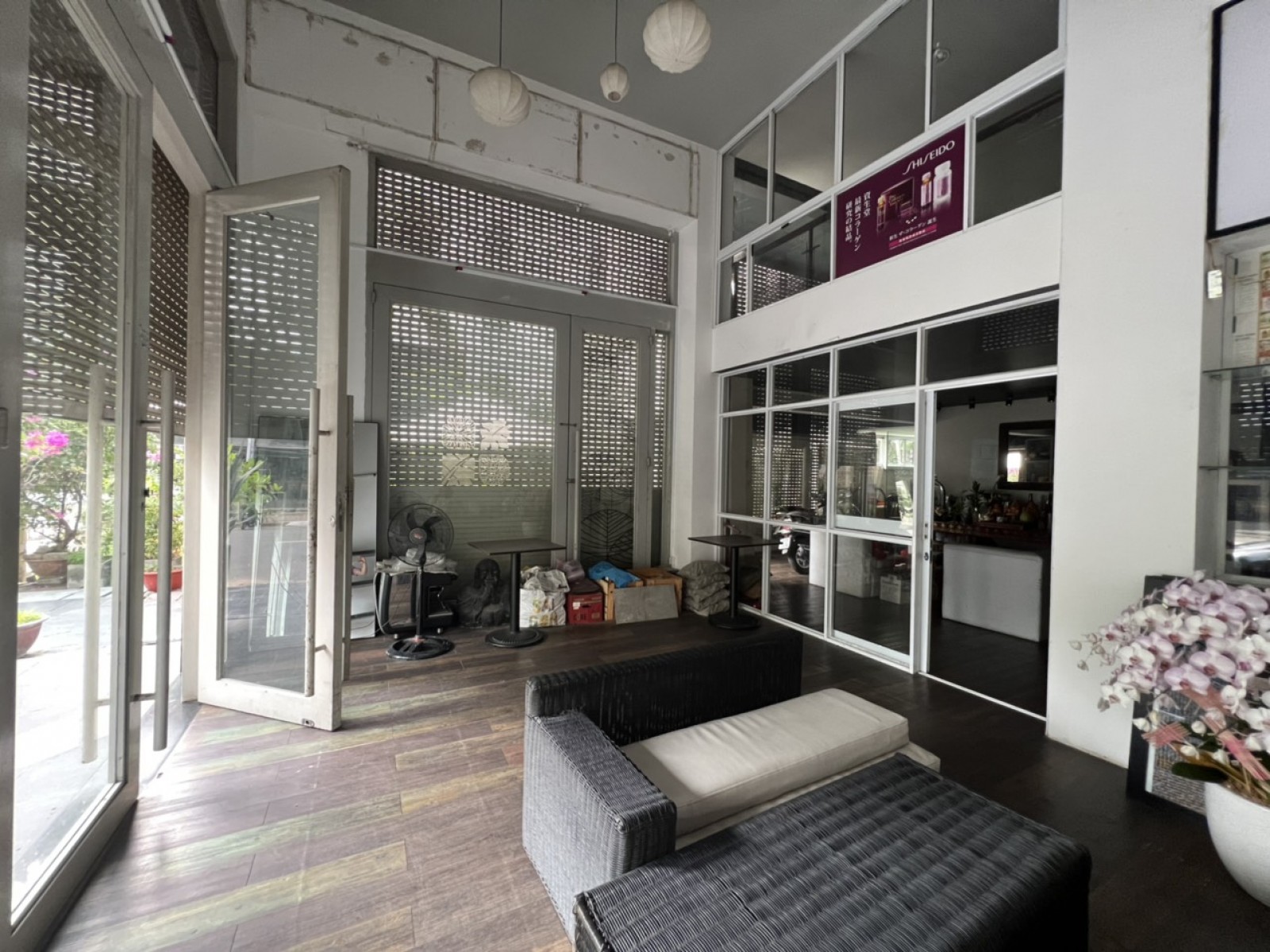 Cần cho thuê mặt bằng văn phòng tầng trệt nhà phố Hưng Phước 3 MT đường số 6, giá 20 triệu/tháng. LH: 0917857039 - 6585