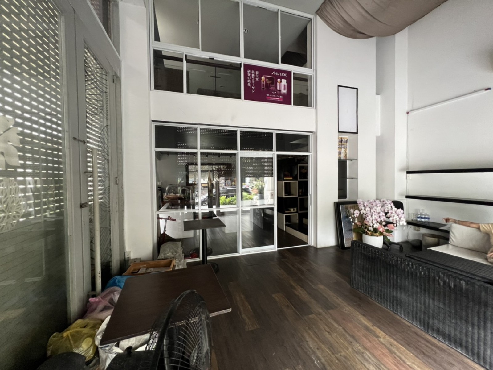 Cần cho thuê mặt bằng văn phòng tầng trệt nhà phố Hưng Phước 3 MT đường số 6, giá 20 triệu/tháng. LH: 0917857039 - 6584