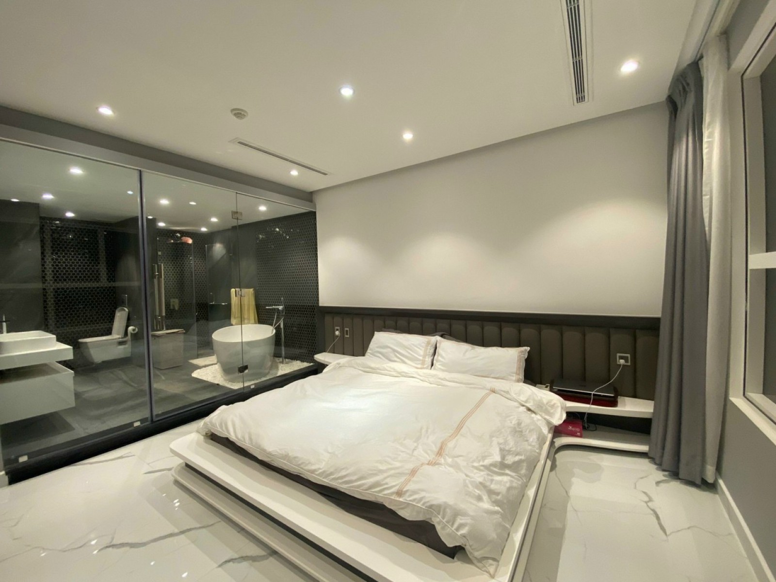 Bán căn hộ Mỹ Phát, lầu cao, DT: 137m2, giá 6.6 tỷ nhà đẹp mới full nội thất cao cấp. LH 0902857558 THANH PHONG.