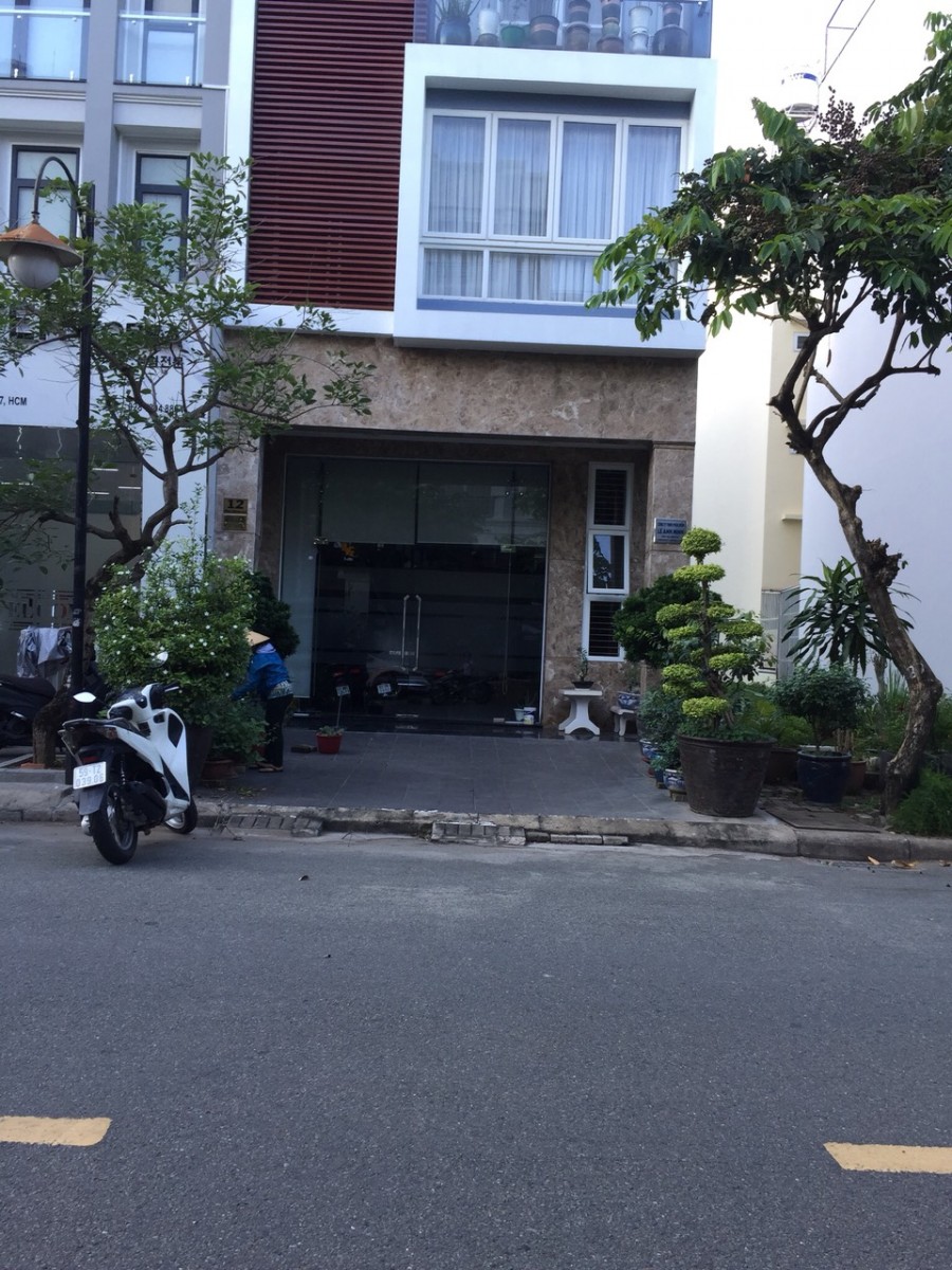 Cho thuê mặt bằng kinh doanh tầng trệt và lửng đường Lê Văn Thiêm, DT: 120m2, giá 23 triệu/tháng. LH: 0946972730