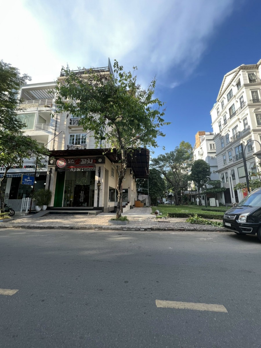 Cho thuê nhà phố Phú Mỹ Hưng góc 2 MT Bùi Bằng Đoàn và Cao Triều Phát. DT: 12x18,5m. giá: 150 triệu. LH: 0917857039