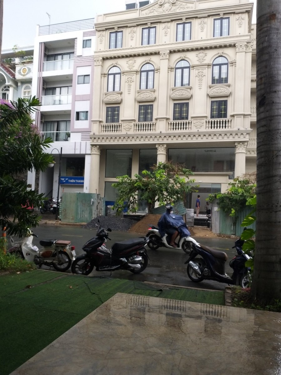 Không người quản lý cần cho thuê khách sạn Hưng Gia, PMH, Q7. 18x18,5m. 25phong. LH: 0946972730 Tân