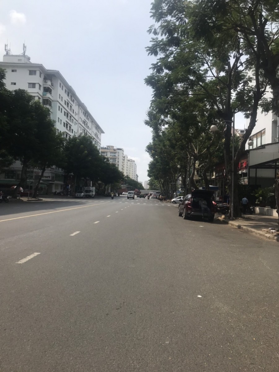 Cần tiền bán gấp căn nhà phố Phú Mỹ Hưng, Q7, DT: 6x18,5m. giá 27 tỷ. LH: 0946972730 Tân - 6866