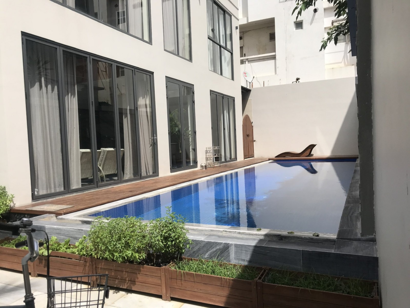 Bán GẤP biệt thự đơn lập có hồ bơi, nhà bao đẹp ngay Phú Mỹ Hưng. DT: 22x19,2m (416m2), 4PN,4WC, full nội thất. LH: 0917857039 - 6963