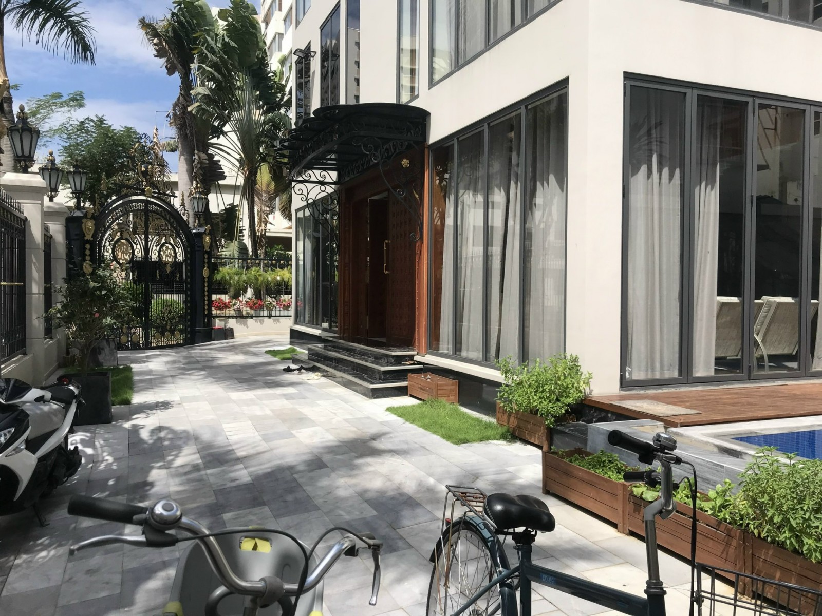 Bán biệt thự đơn lập có hồ bơi, nhà bao đẹp ngay Phú Mỹ Hưng. DT: 416m2, 4PN,4WC, full nội thất. LH: 0946972730 Tân. - 6966