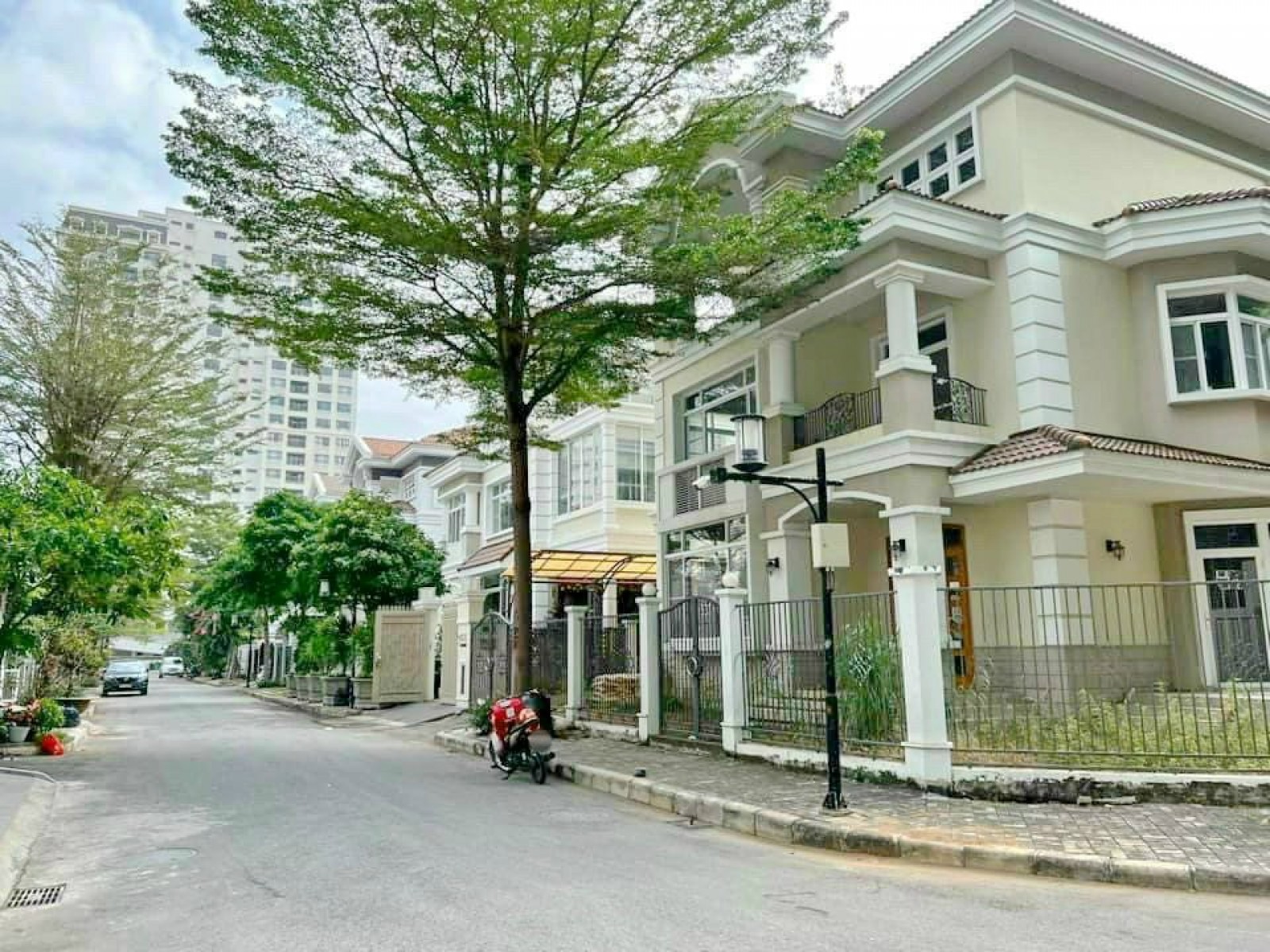 Cho thuê biệt thự Mỹ Kim khu Phú Mỹ Hưng - Quận 7, trệt, 2 lầu, 4PN, 4WC, giá 60 triệu/tháng. LH: 0946972730 Tân.