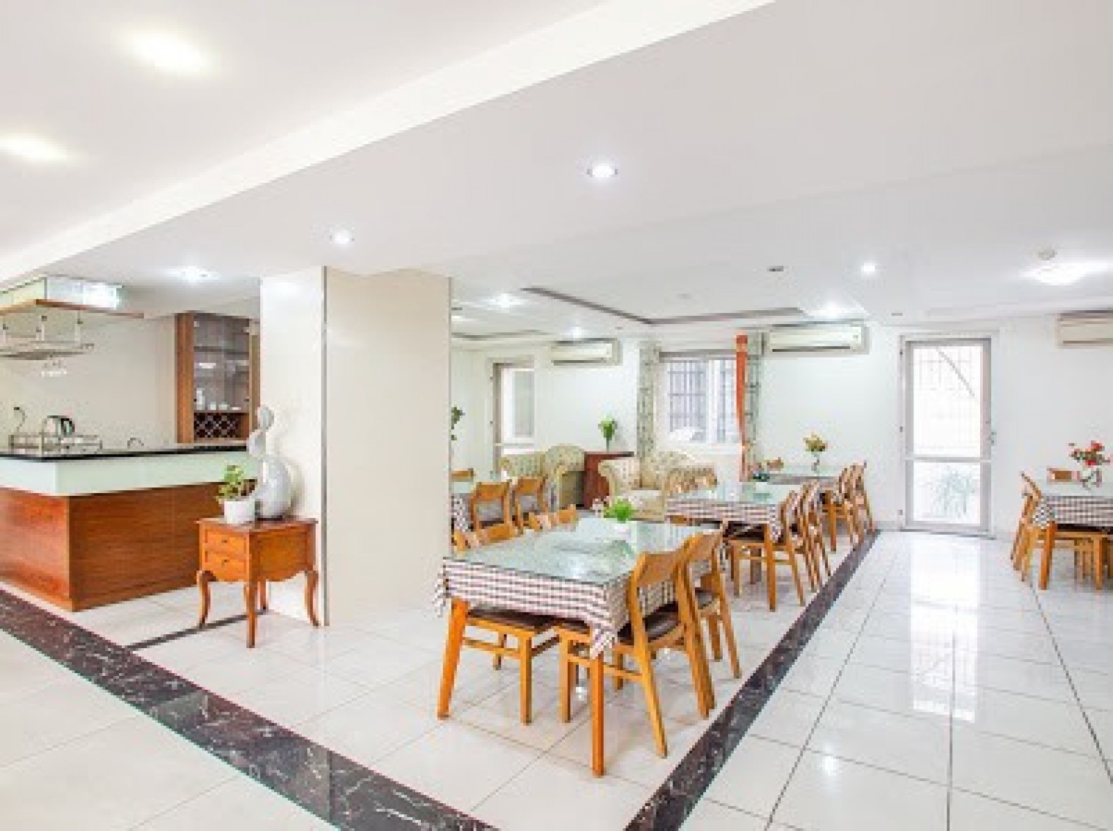 cho thuê mặt bằng tầng trệt  tại Phú Mỹ Hưng, Q7. DT: 210m2, giá 1200$/tháng. LH: 0917857039 - 7072