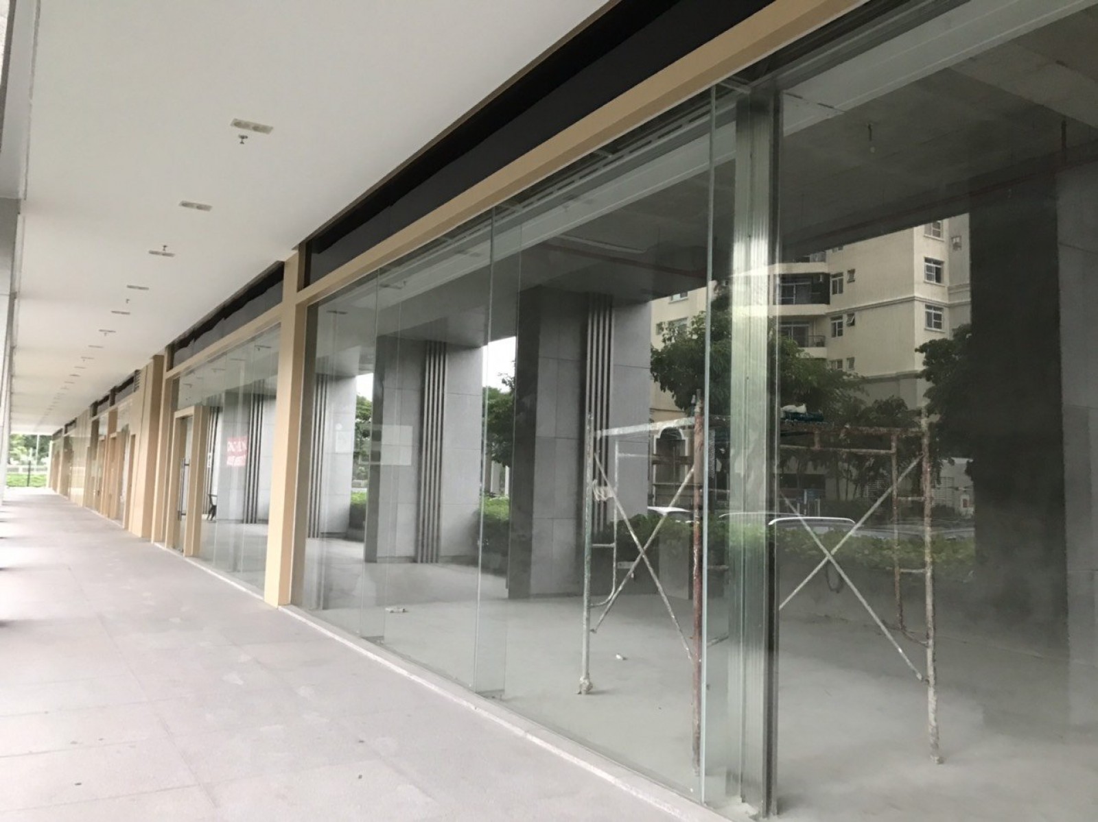 Cần sang lại nhà hàng shop Midtow Phú Mỹ Hưng, Q7, giá thuê 3000$, giá sang 200 triệu. LH: 0917857039 Xuân.