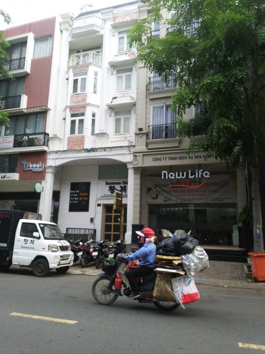 Bán nhà phố Hưng Phước 2, DTĐ: 6x18,5m= 111m2. DTSD: 390m2 với thiết kế: trệt + lửng + 3 lầu + áp mái. LH: 0946972730 Tân
