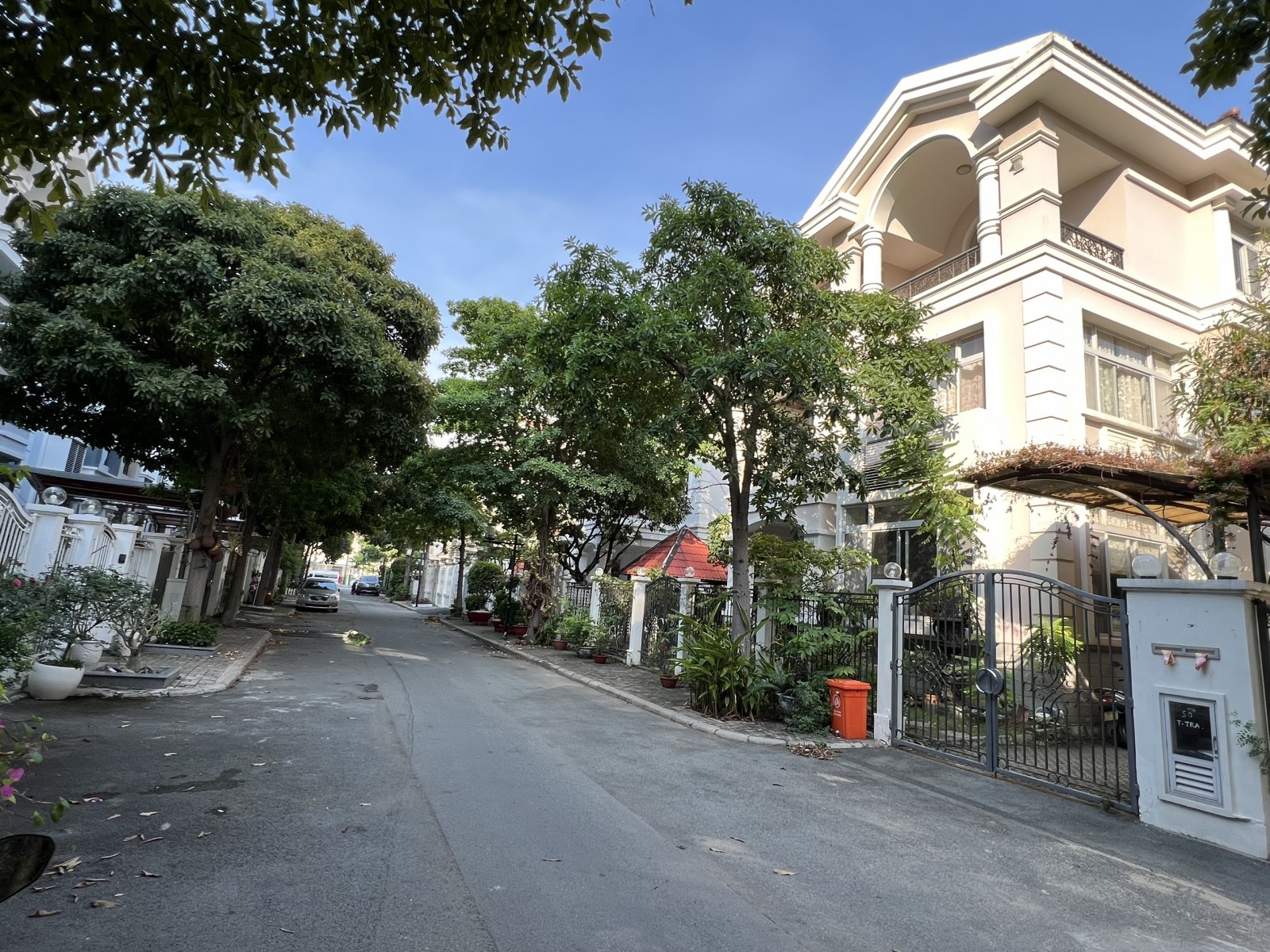 Cho thuê biệt thự đơn lập Nam Viên, Phú Mỹ Hưng giá rẻ, nhà đẹp.