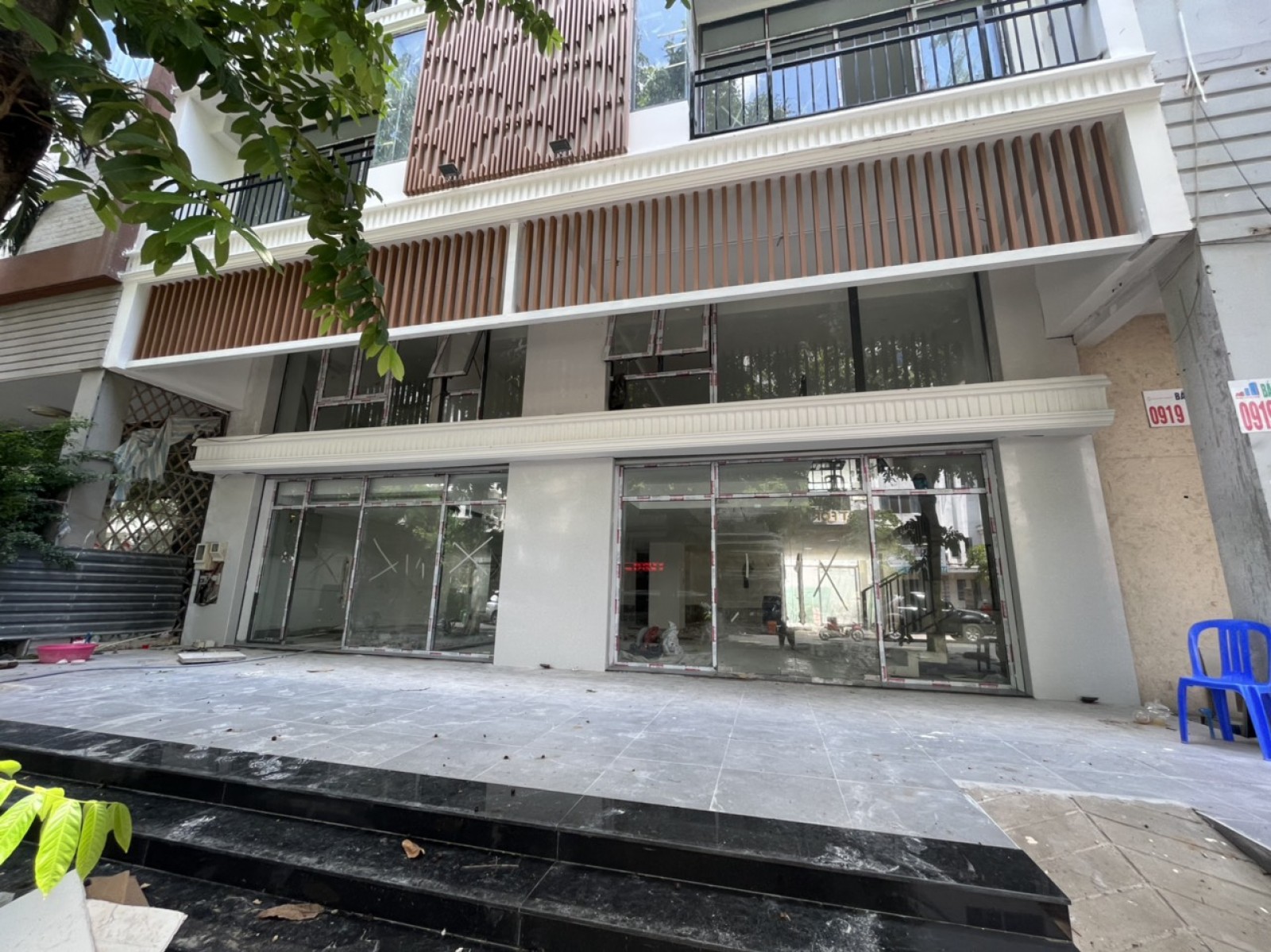 Cho thuê mặt bằng trệt lửng nối đi riêng mặt tiền đường lớn Lê Văn Thiêm Phú Mỹ Hưng, Q7.