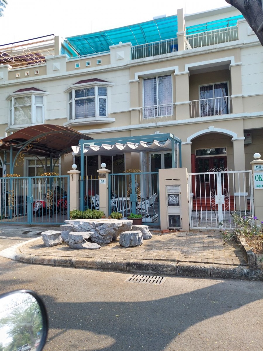 Cần tiền bán gấp căn biệt thự Hưng Thái 2, P Tân Phong, Quận 7, Tp HCM. DT 126m2 nhà đẹp mới.