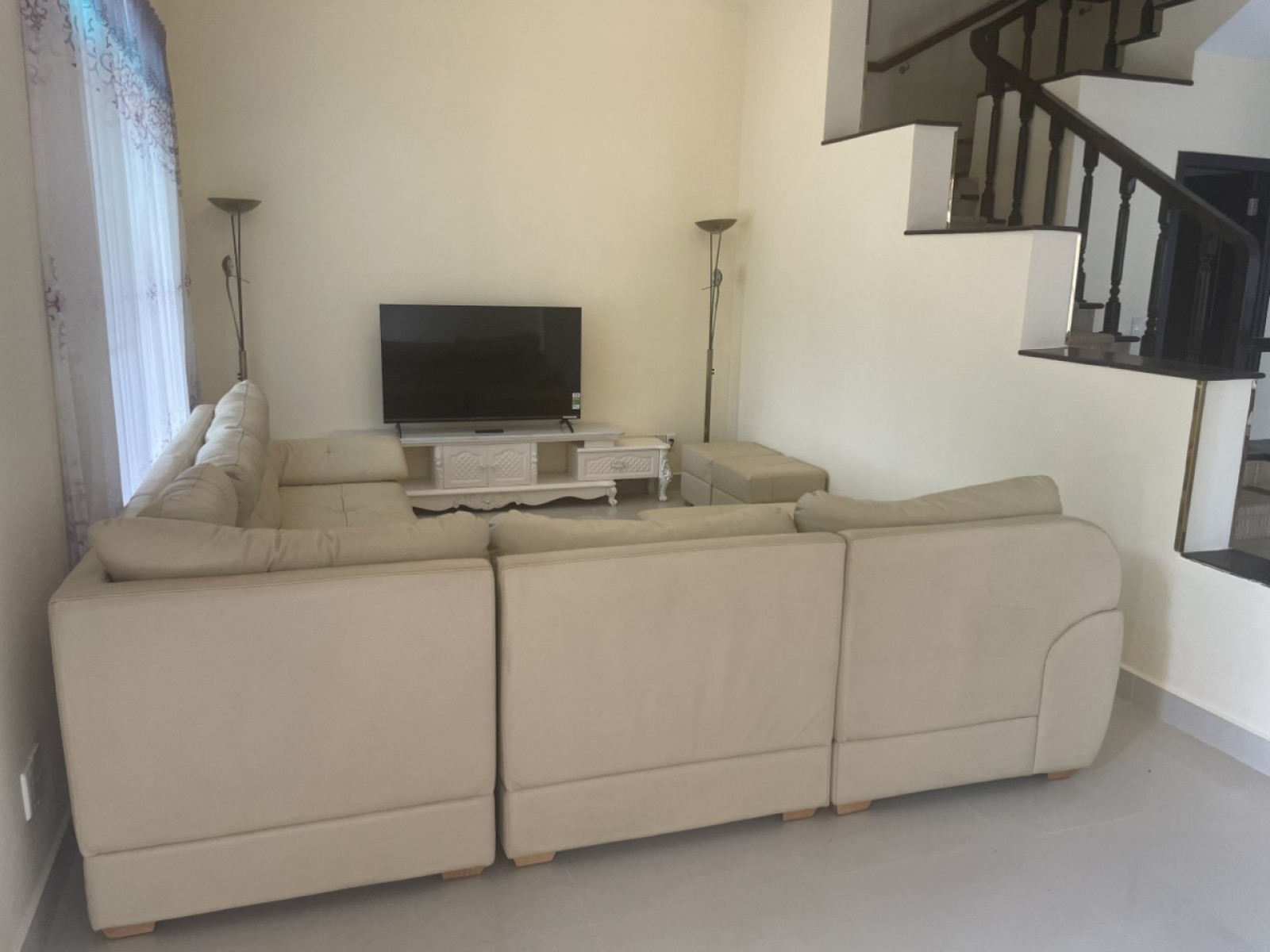 Cho thuê biệt thự căn góc Mỹ Giang 200m2, đường lớn, 4PN, full nội thất