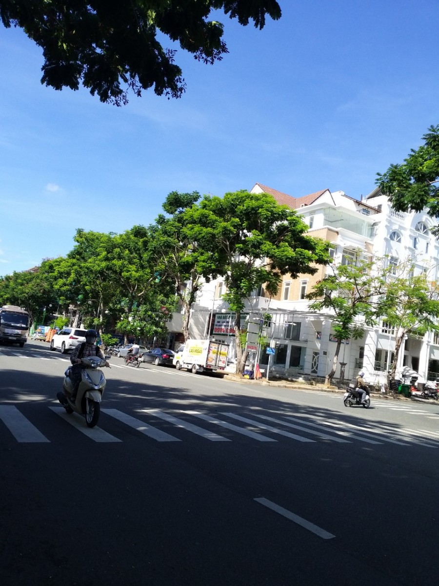 Cho thuê nhà phố hưng Gia 4 căn góc 2 mặt tiền Bùi Bằng Đoàn Phú Mỹ Hưng. DT 11x18,5m