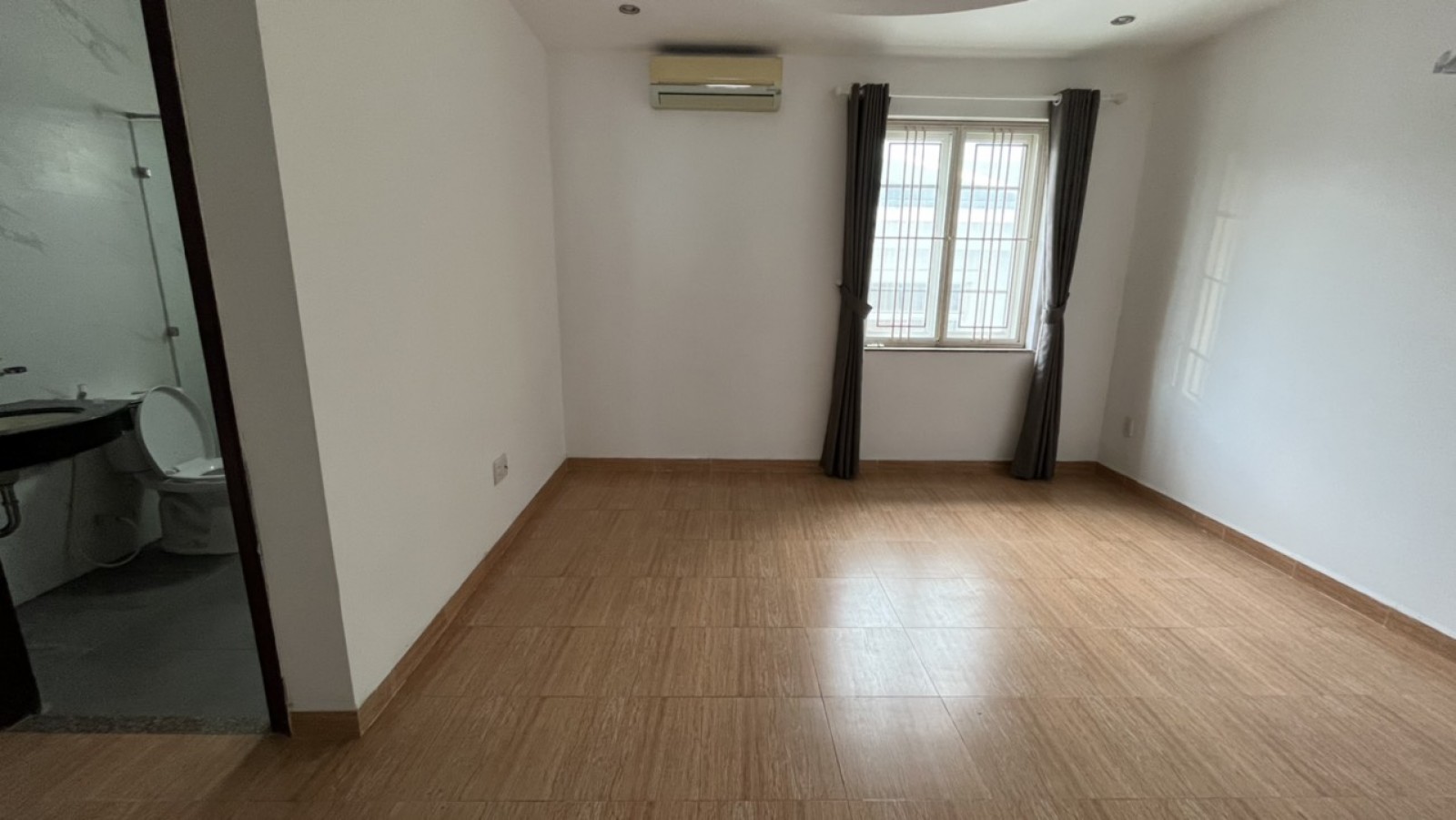 Cho thuê văn phòng tầng 1 khu nhà phố Hưng Gia đường lớn Phú Mỹ Hưng