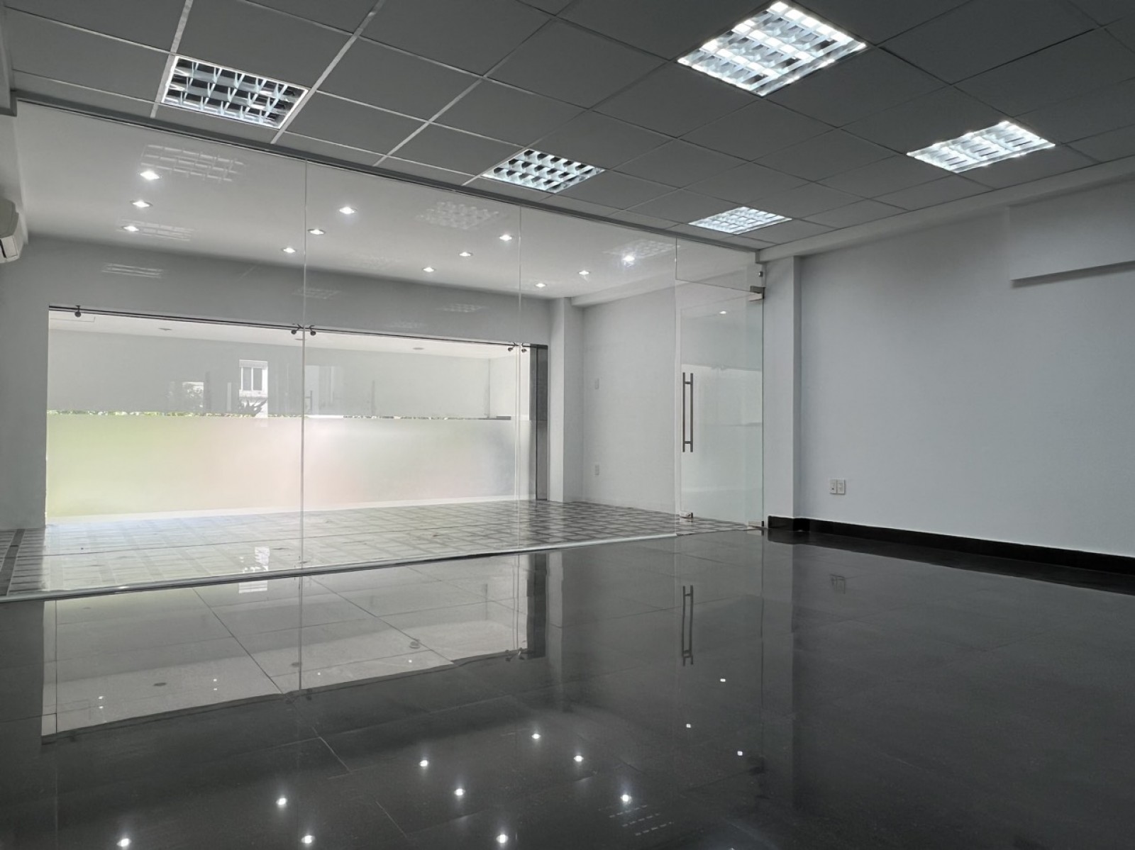 Cho thuê mặt bằng đường lớn làm văn phòng- Phú Mỹ Hưng, Quận 7 - 9657