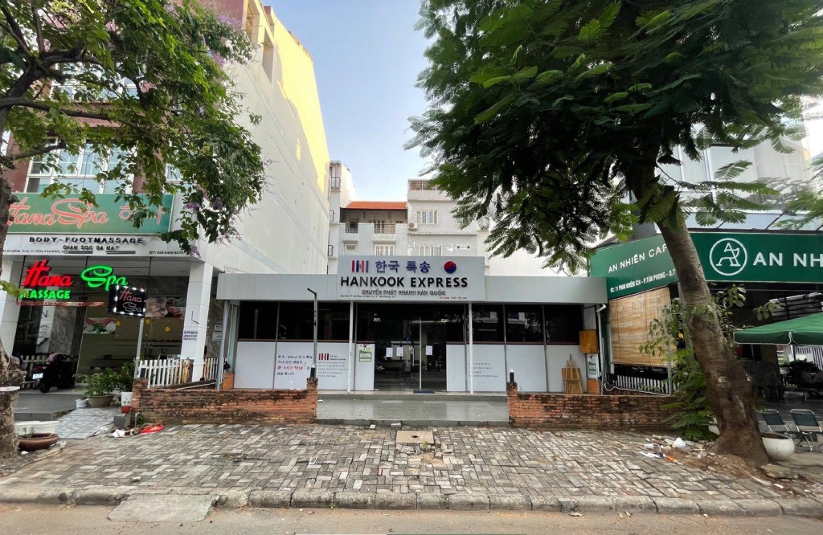 Cho thuê mặt bằng kinh doanh tại Hưng Gia 4. Đường lớn. DT 12m*18.5m.