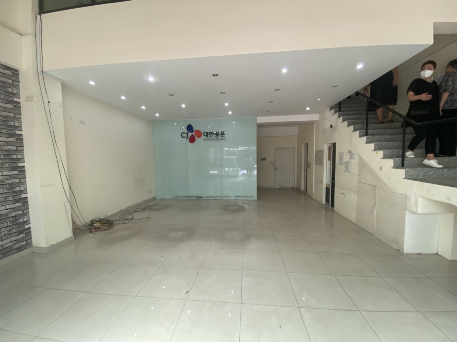 Cho thuê shop Sky 3 MT Phạm Văn Nghị. Kinh doanh mọi nghành nghề. Gía 60 triệu/tháng. LH: 0946972730 Tân. - 9828