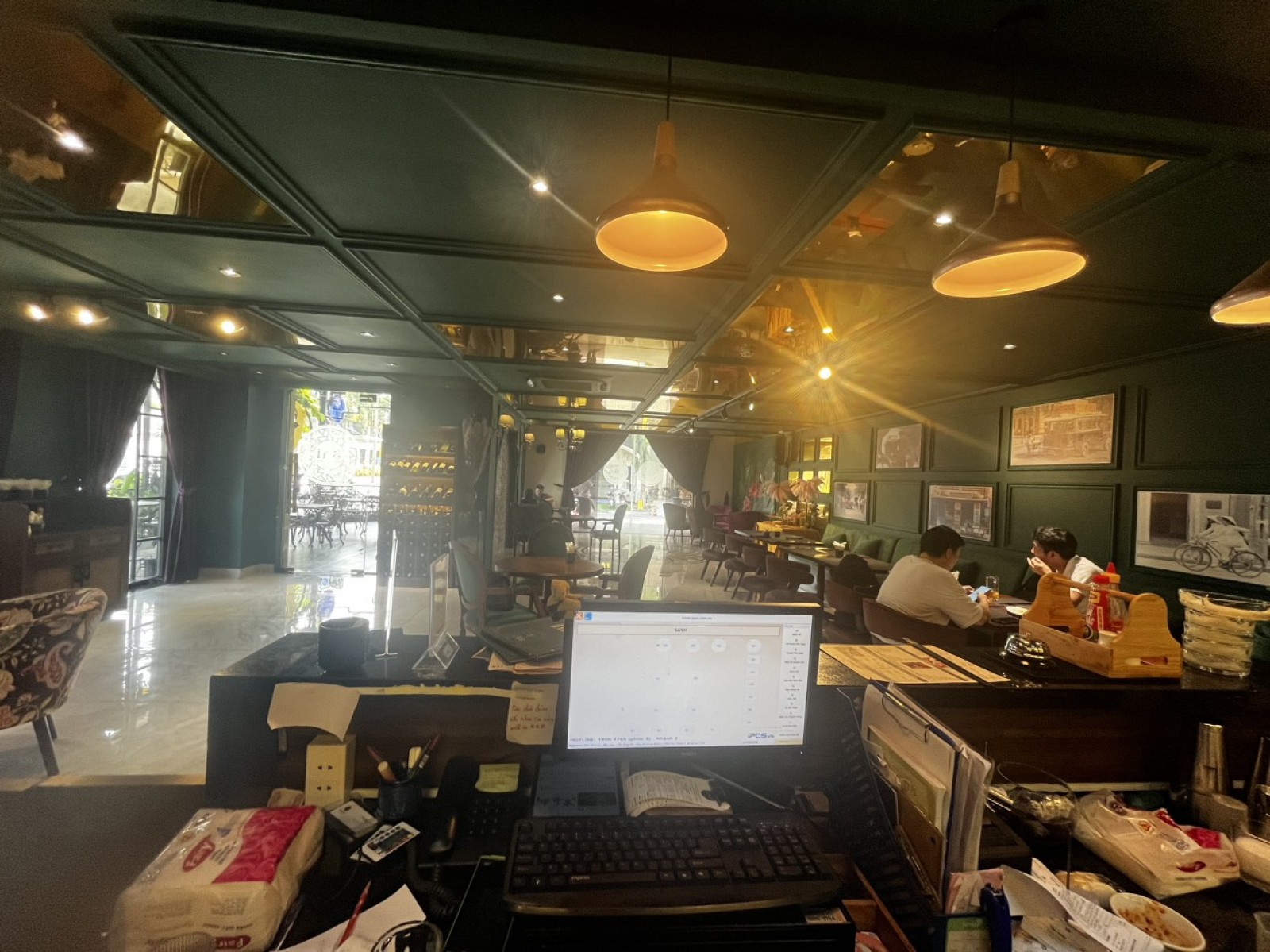 Mặt bằng Nhà Hàng,Cafe có sẵn đồ, góc 2 mặt tiền, 11X18.5m, PMH, Q7 - 9943