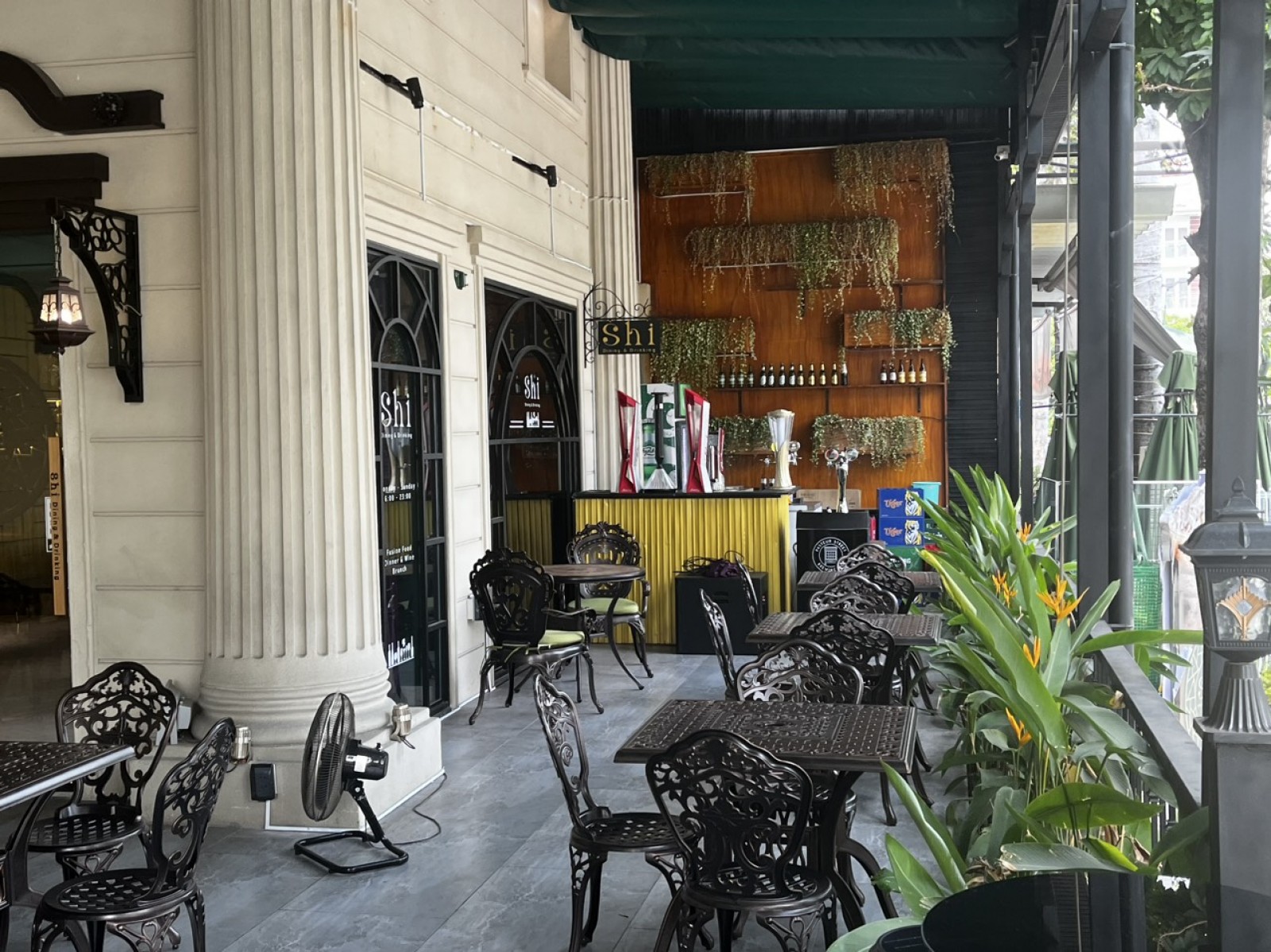 Mặt bằng Nhà Hàng,Cafe có sẵn đồ, góc 2 mặt tiền, 11X18.5m, PMH, Q7