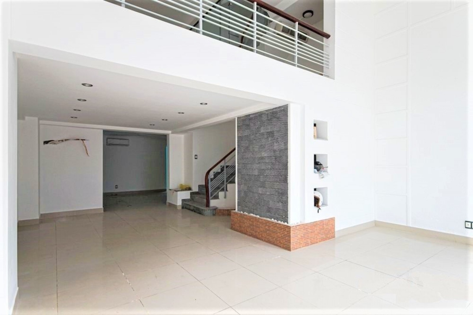 Mặt bằng trệt lửng đường số 2, bùi bằng đoàn, quận 7 cho thuê quán ăn