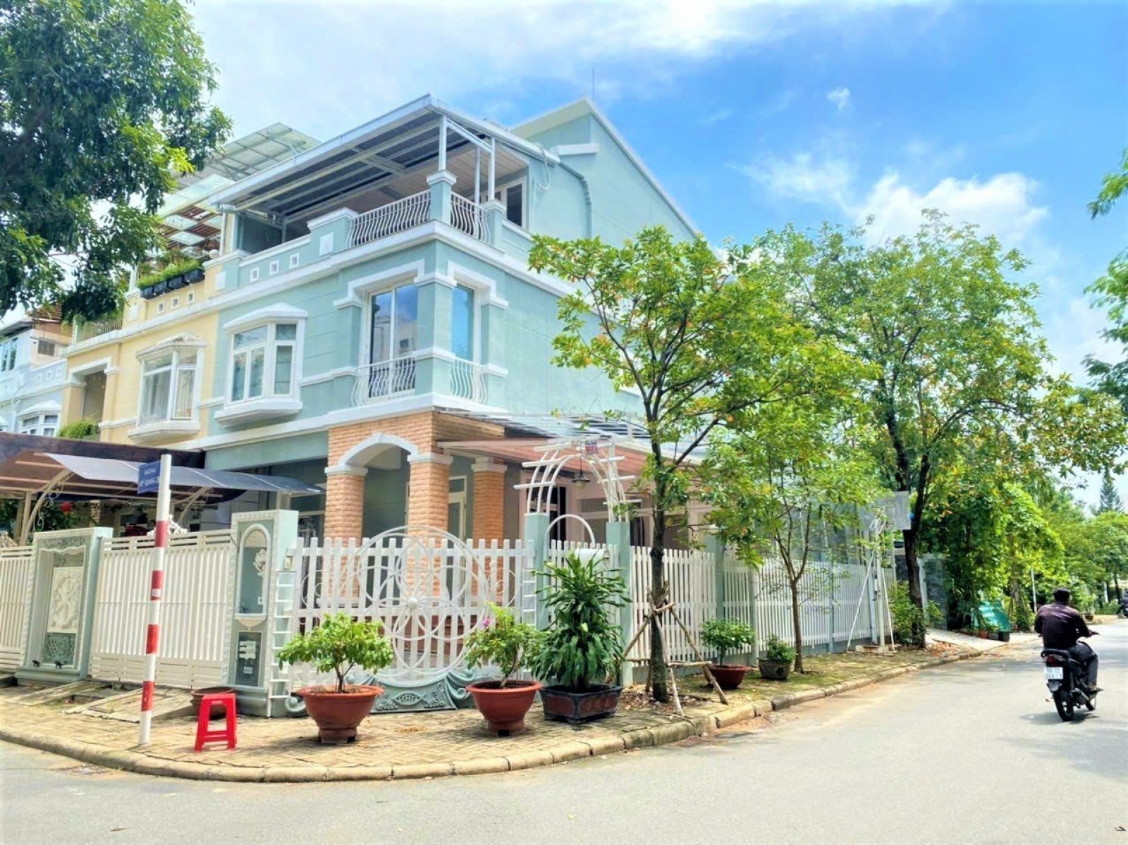 Chú bán gấp căn biệt thự mỹ giang góc 2 mặt tiền nhìn hồ bán nguyệt - 10731