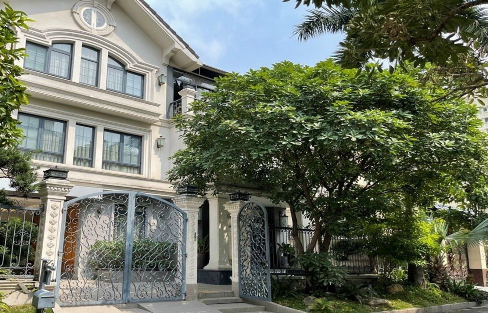 chú bán căn biệt thự tự xây 566m2, 3 tầng lầu, nội thất cao cấp 100%