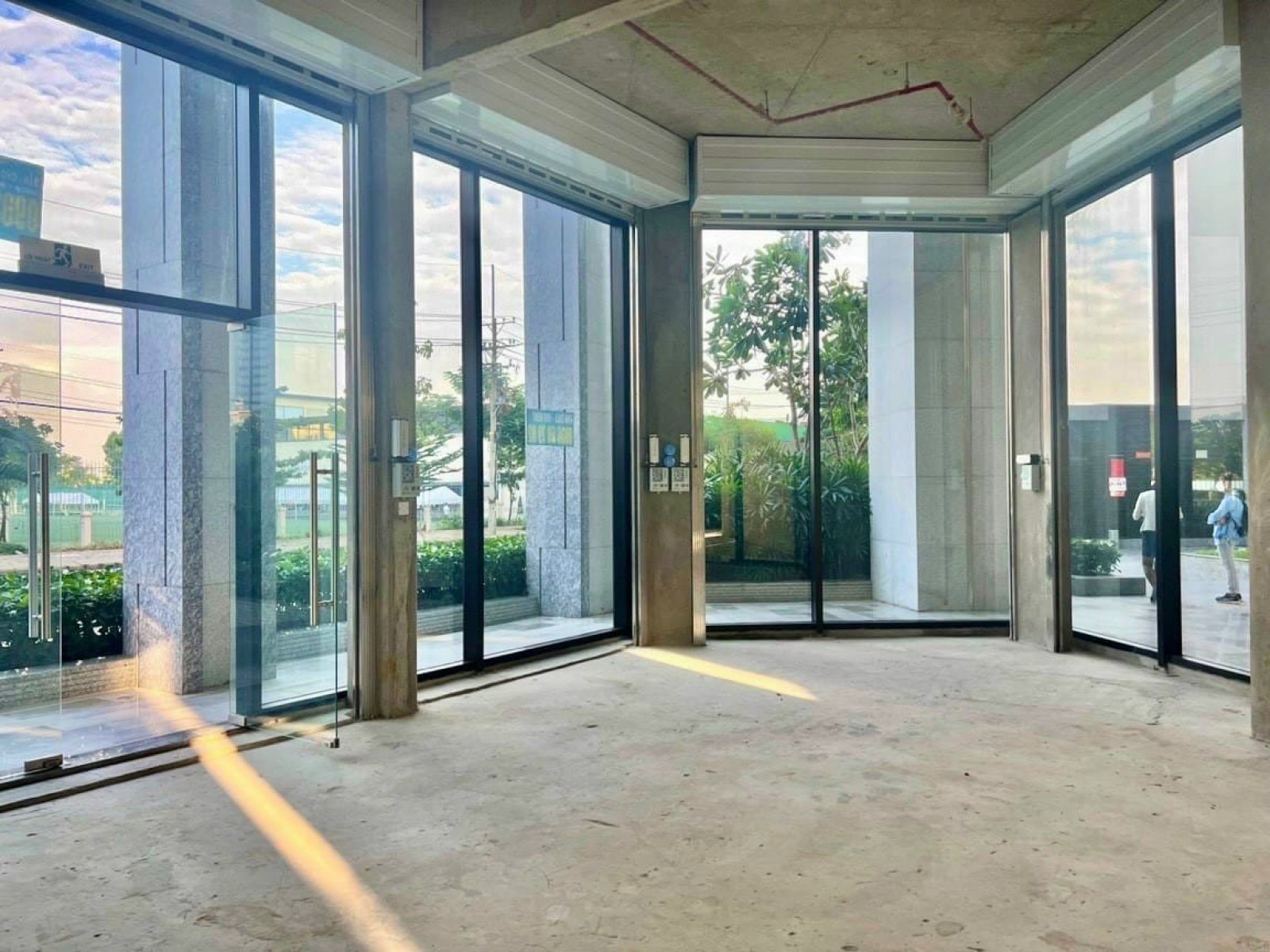 cho thuê cặp shop góc 3 mặt tiền 275m2 khu Midtown M8 vị trí cực đẹp - 11095