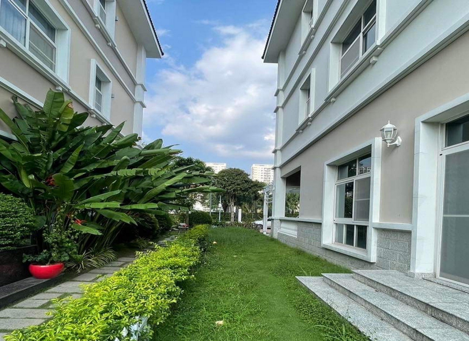 bán hạ giá biệt thự chateau 3 mặt công viên cực đẹp sát trường canada - 11192