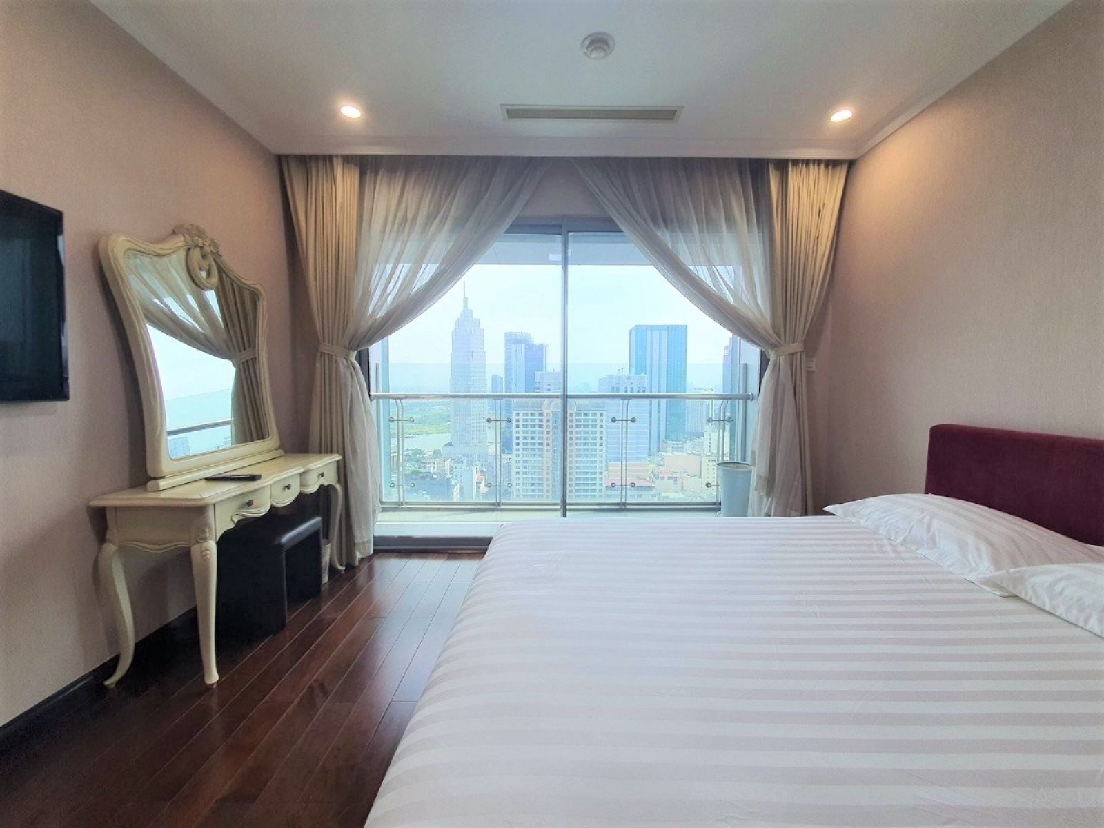 cho thuê căn hộ Vincom Đồng khởi 3PN, 160m2, view Sông và Bitesco, Q1 - 11258