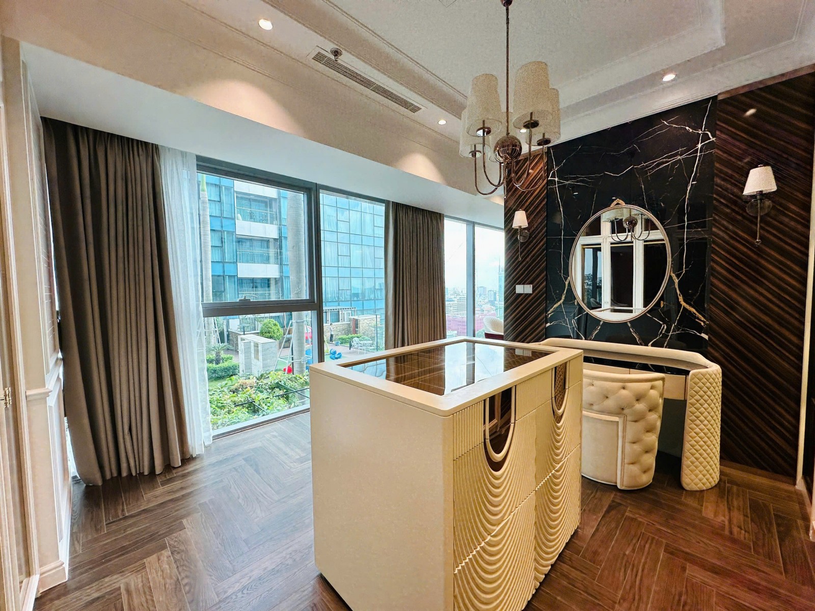 Bán căn hộ Vincom Center 190m2, lầu 22, view hồ bơi, nội thất new 100%