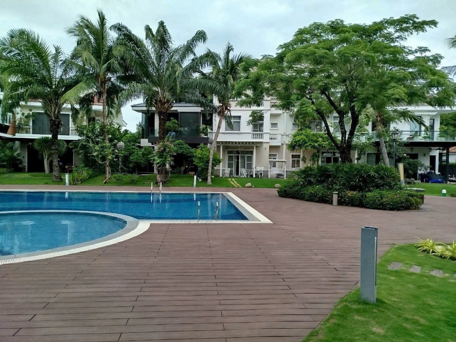 Bán Biệt thự vườn Chateau 3, 7.5*26m, 3 lầu, nội thất đẹp, cạnh hồ bơi - 12443