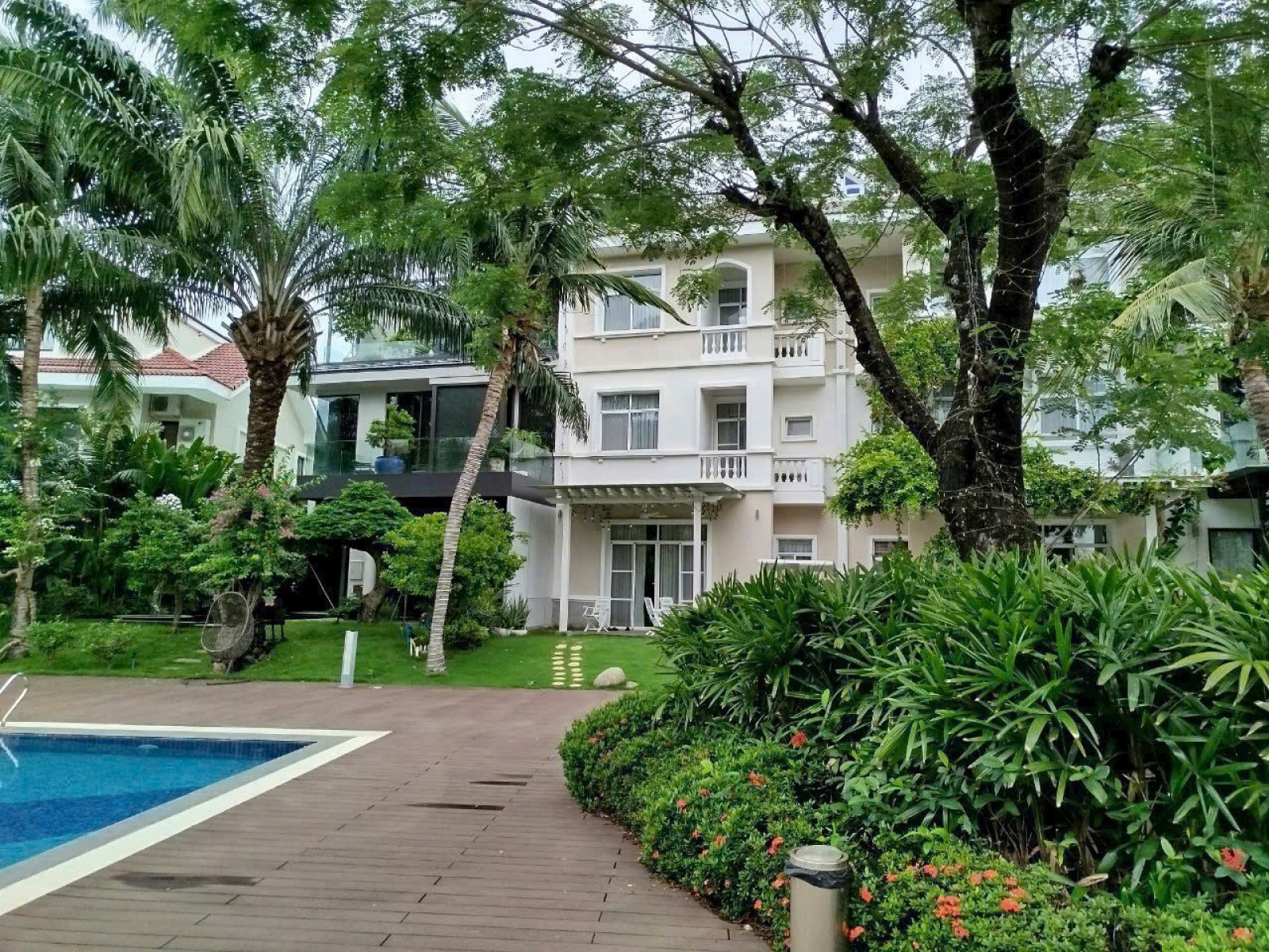 Bán Biệt thự vườn Chateau 3, 7.5*26m, 3 lầu, nội thất đẹp, cạnh hồ bơi - 12444