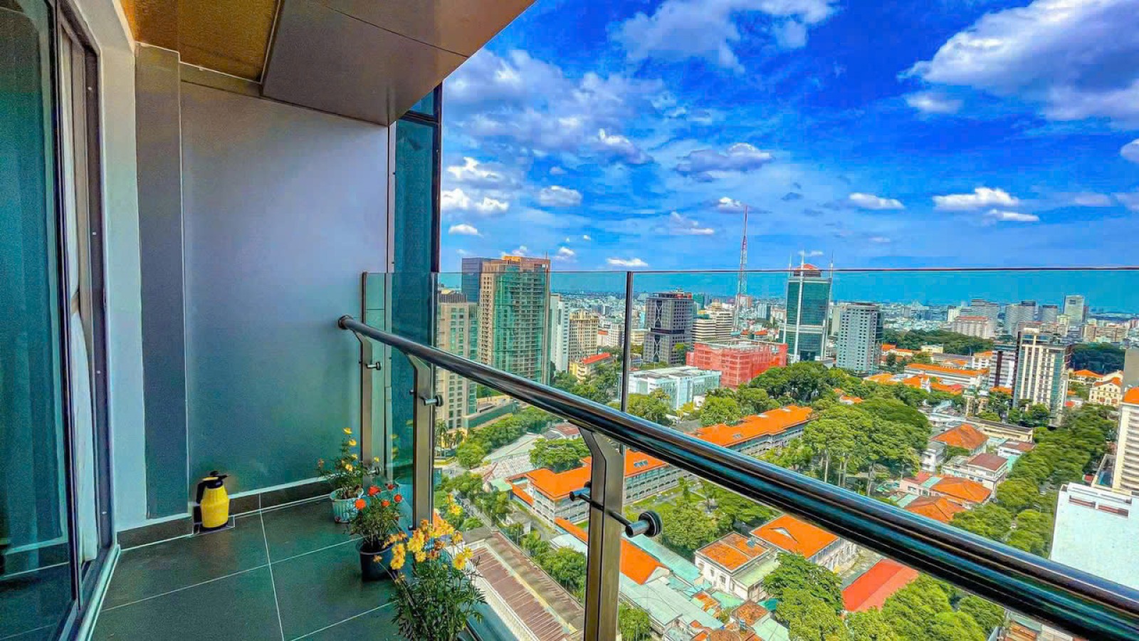 Cần bán căn hộ Vincom Center - Quận 1, 205m2, 4PN, góc 2 view cực đỉnh - 12990