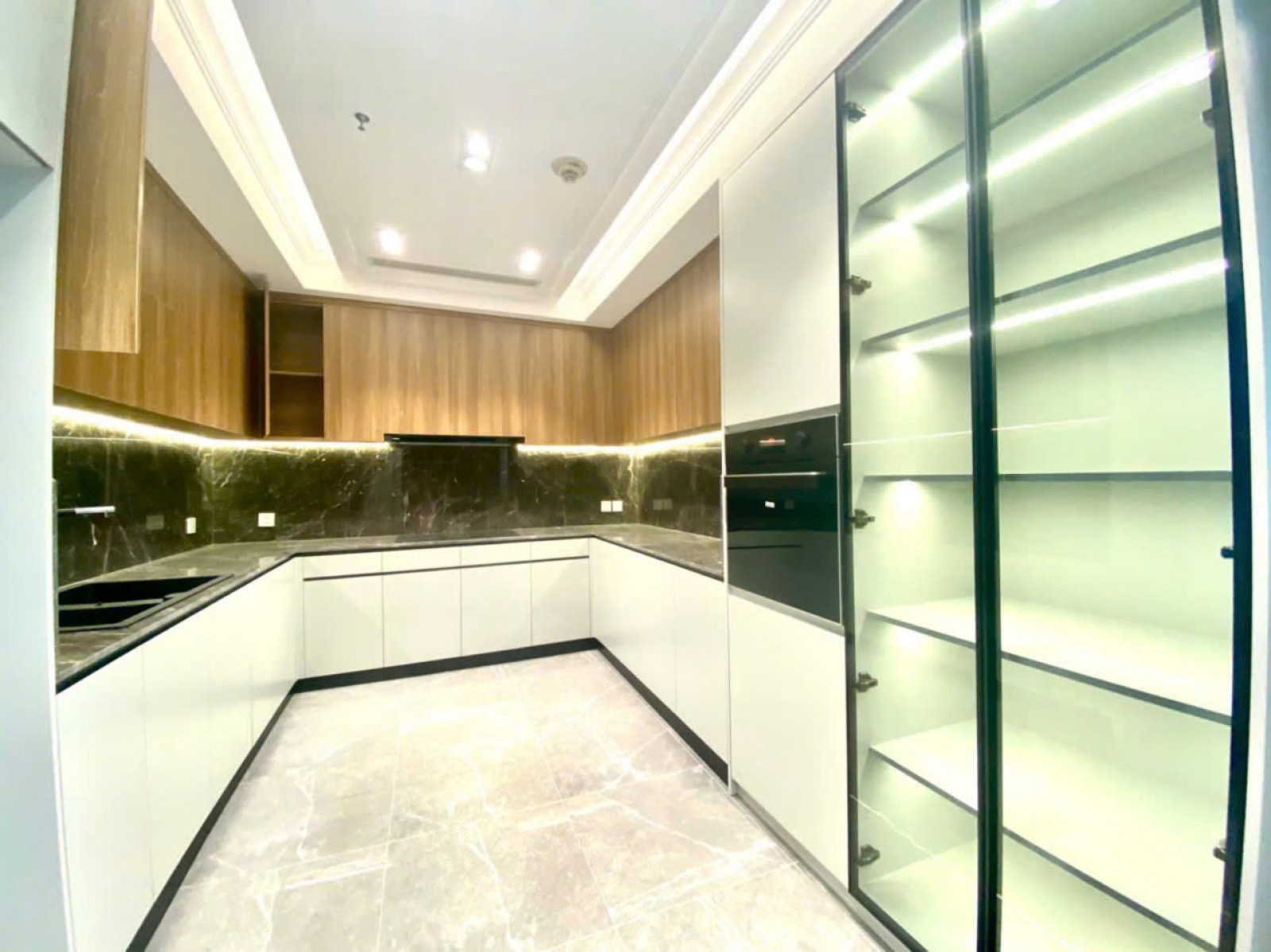 Bán căn hộ cao cấp Vincom Đồng Khởi, Quận 1, 190m2 nội thất hạng sang - 13030