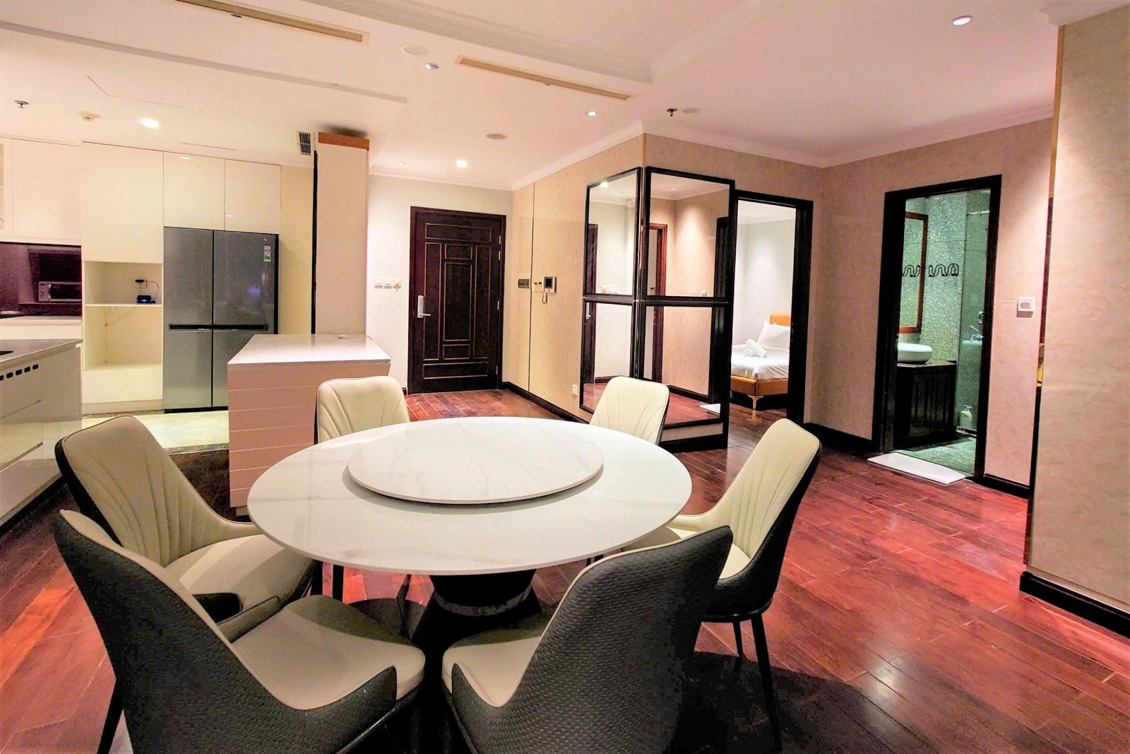 Cho thuê căn hộ Vincom Đồng Khởi, 160m2, 3PN view Nhà thờ Đức bà, Q.1 - 13101